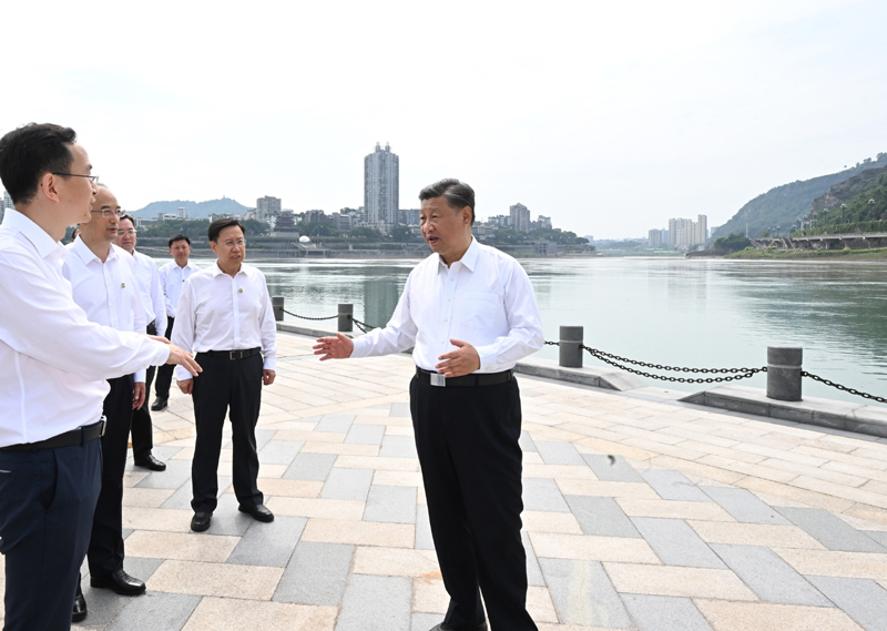 习近平在四川考察时强调  深入贯彻新发展理念主动融入新发展格局   在新的征程上奋力谱写四川发展新篇章