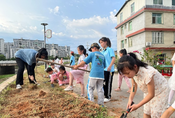 福州理工学院“逐光助梦”支教队助力乡村教育振兴