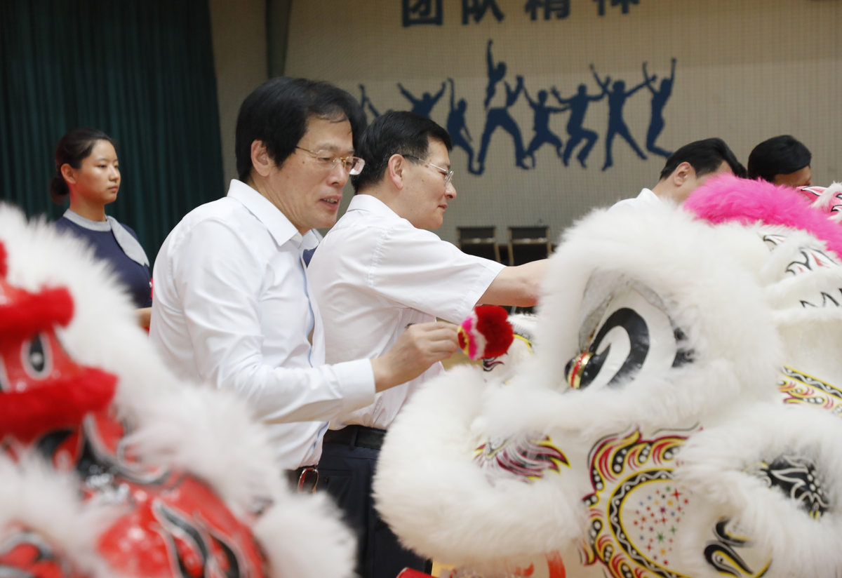 河南省第十四届运动会学生组舞龙舞狮比赛举办